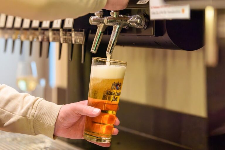 Im Hotel Bodenmais genießt der Gast den Moment, während er sich an der Bar ein erfrischendes Bier vom Fass ins Glas gießt.