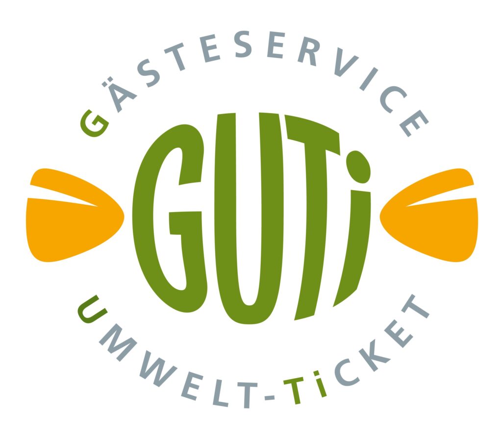 Logo mit dem gr&uuml;nen Schriftzug &bdquo;G&Auml;STESERVICE UMWELT-TiCKET&ldquo; um das &bdquo;GUTi&ldquo;, flankiert von zwei orangenen Fl&auml;chen. Ideal zur Pr&auml;sentation des Hotels Bodenmais oder zur F&ouml;rderung umweltfreundlicher Initiativen in Bodenmais.