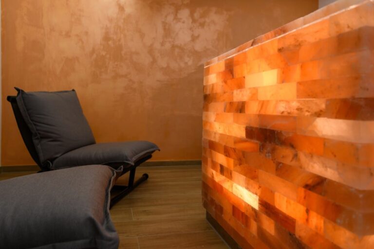 Gemütliches Zimmer im Hotel Bodenmais mit zwei grauen Polstersesseln und einer beleuchteten Salzwand auf Holzboden.