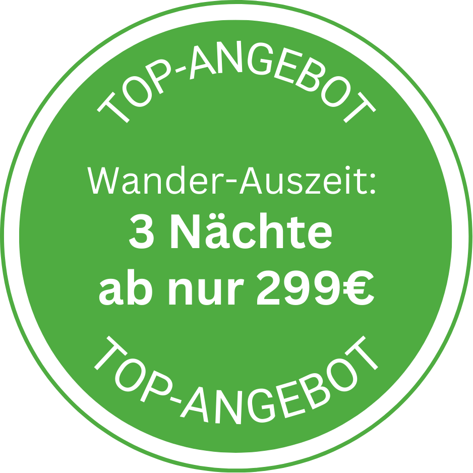 Gr&uuml;ne Plakette mit dem Text: &bdquo;TOP-ANGEBOT, Wander-Auszeit: 3 N&auml;chte ab nur 299&euro;&ldquo;.