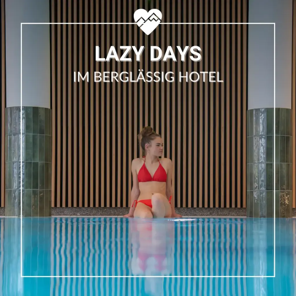 Eine Frau im roten Bikini sitzt an einem Hallenbad mit der Aufschrift "Lazy Days im Bergl&auml;ndig Hotel" &uuml;ber ihr.
