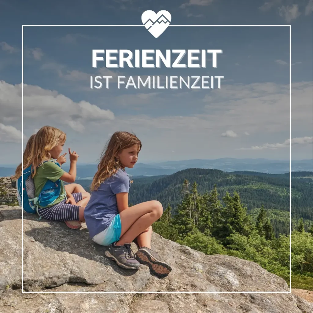 Zwei Kinder sitzen auf einem Felsen und genie&szlig;en die Aussicht auf die Berge; der Text lautet "FERIENZEIT IST FAMILIENZEIT".