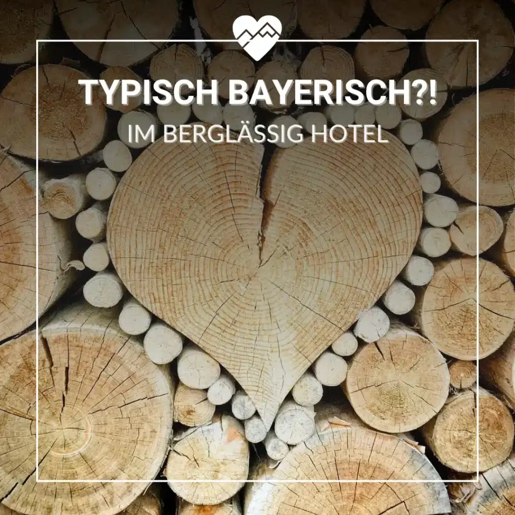 Gestapelte Baumst&auml;mme mit einer Herzform in der Mitte, &uuml;berlagert mit einem deutschen Text &uuml;ber ein bayerisches Hotel.