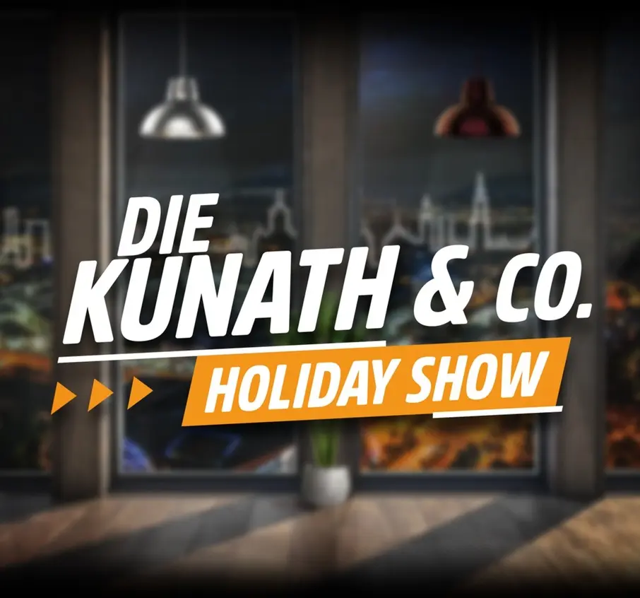 Text "DIE KUNATH & CO. HOLIDAY SHOW" &uuml;ber einer verschwommenen Stadtlandschaft mit Fenstern, Lampen und einer Topfpflanze.